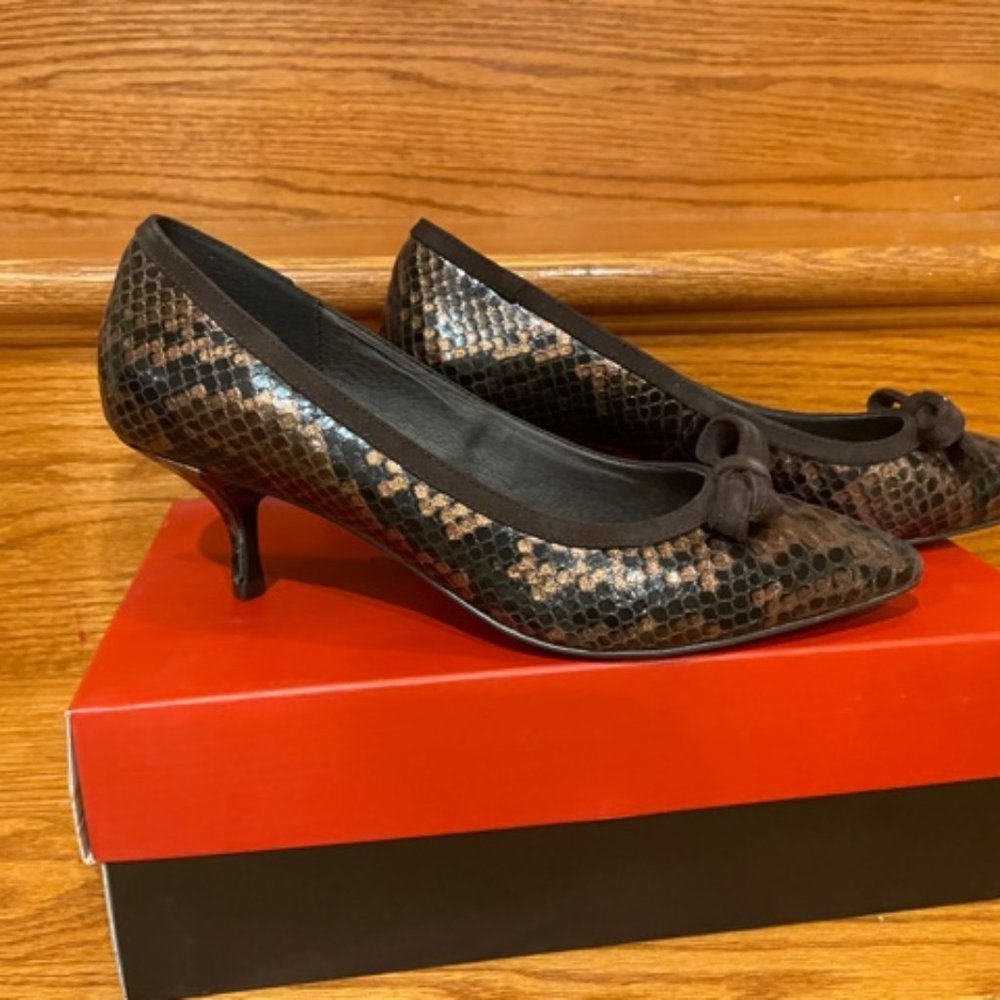 Donald J. Pliner Ginni Bow Pump, SZ 9, Bronze - Picture 2 of 6